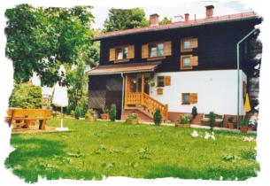 Hausrückansicht mit Garten